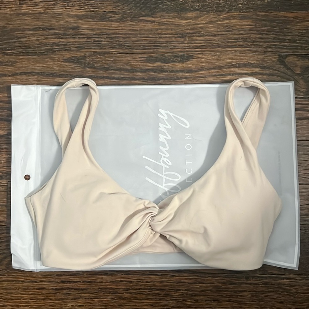 Buffbunny Twisted sports bra in stardust! Size XS